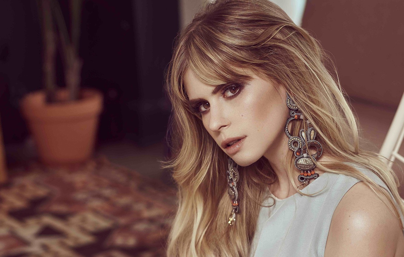 Photo Wallpaper Look, Girl, Earrings, Makeup, Carlson - Carlson Young - HD Wallpaper 