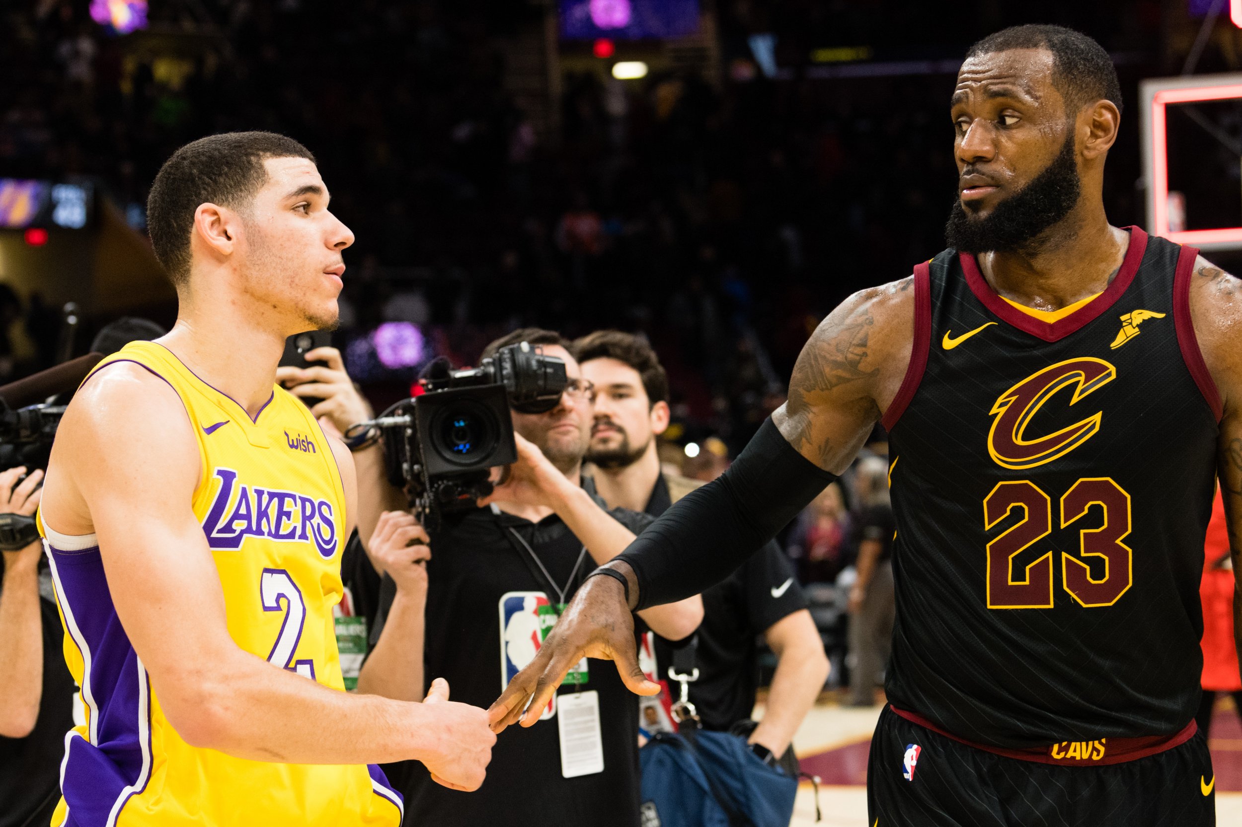 Gettyimages-893206148 - Luke Walton Lebron James - HD Wallpaper 