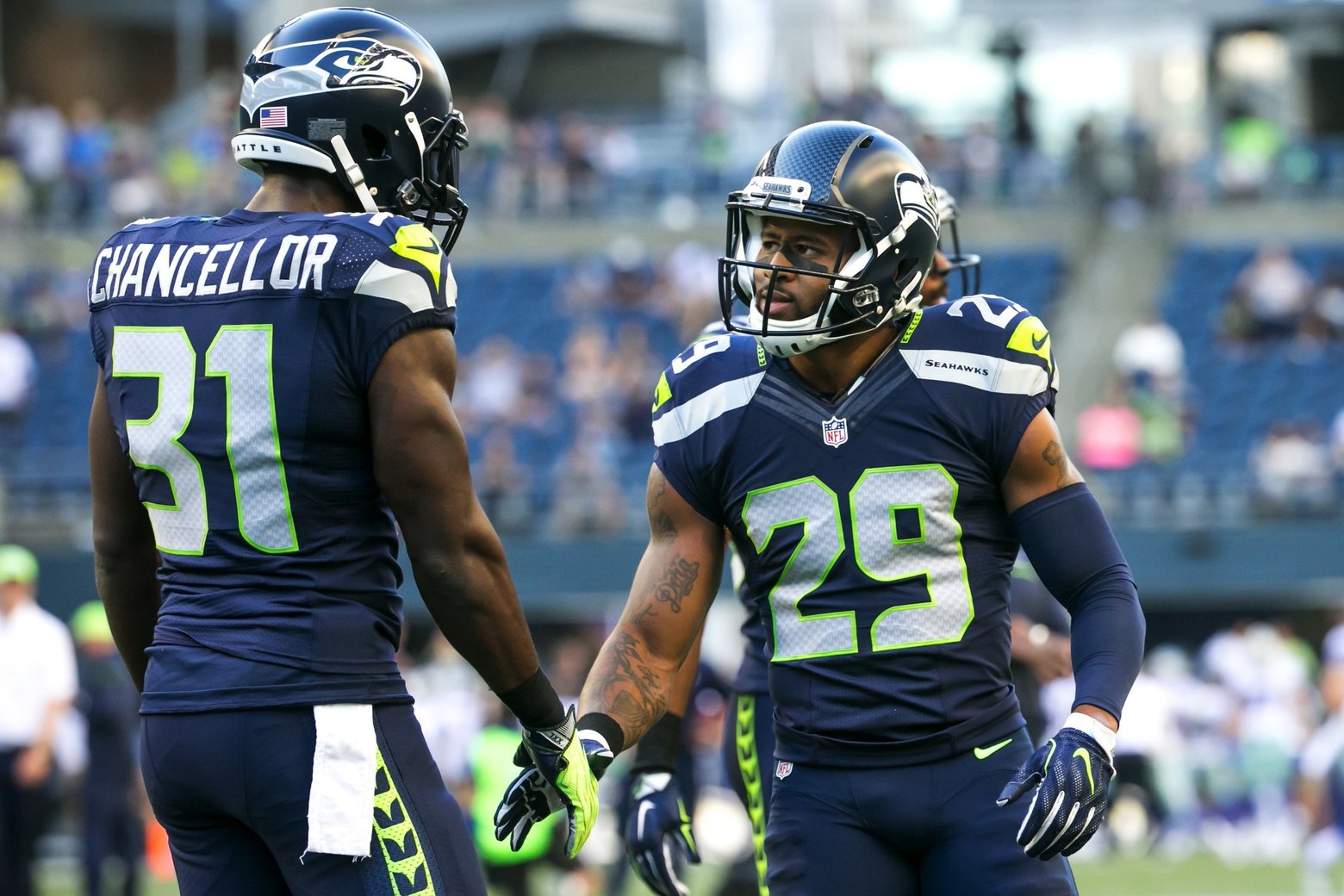 Kam Chancellor And Earl Thomas Shake Hands Before A - Kam Chancellor Stats - HD Wallpaper 