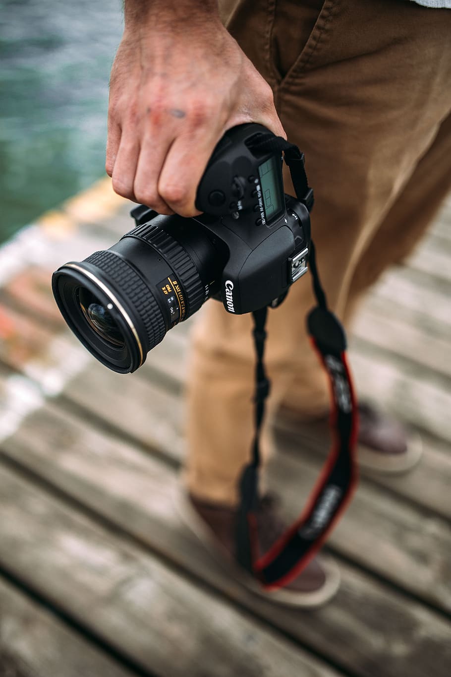 Photographer Holding A Dslr Camera, Adult, Man, Outdoor, - Hd Man Camera - 910x1365 Wallpaper Photographer Holding A Dslr Camera, Adult, Man, Outdoor, - Hd Man Camera - 910x1365 Wallpaper