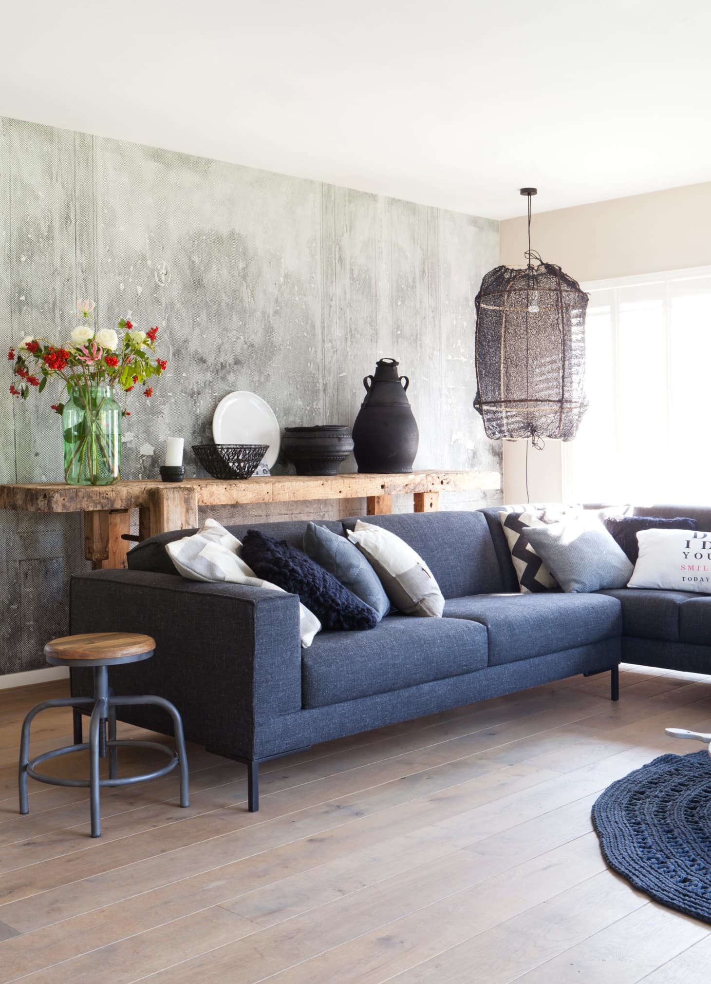 Grijs Interieur Blauwe Bank - HD Wallpaper 