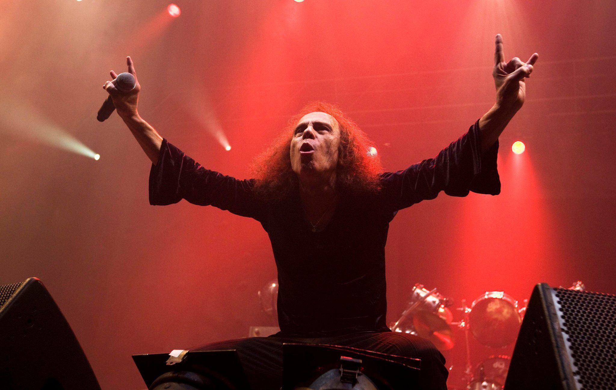 Ronnie James Dio Horns - 2048x1296 Wallpaper - teahub.io