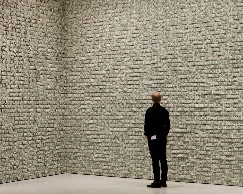 Last November German Conceptual Artist Hans Peter Feldmann - Newspapers On The Wall - HD Wallpaper 