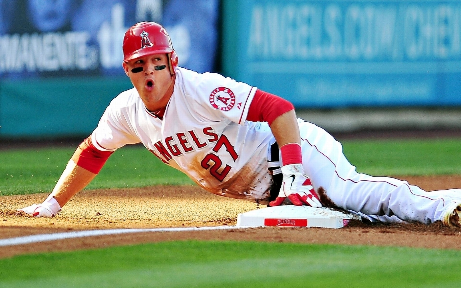 Mike Trout Hd Wallpaper & Pictures - Mike Trout Stealing A Base - HD Wallpaper 