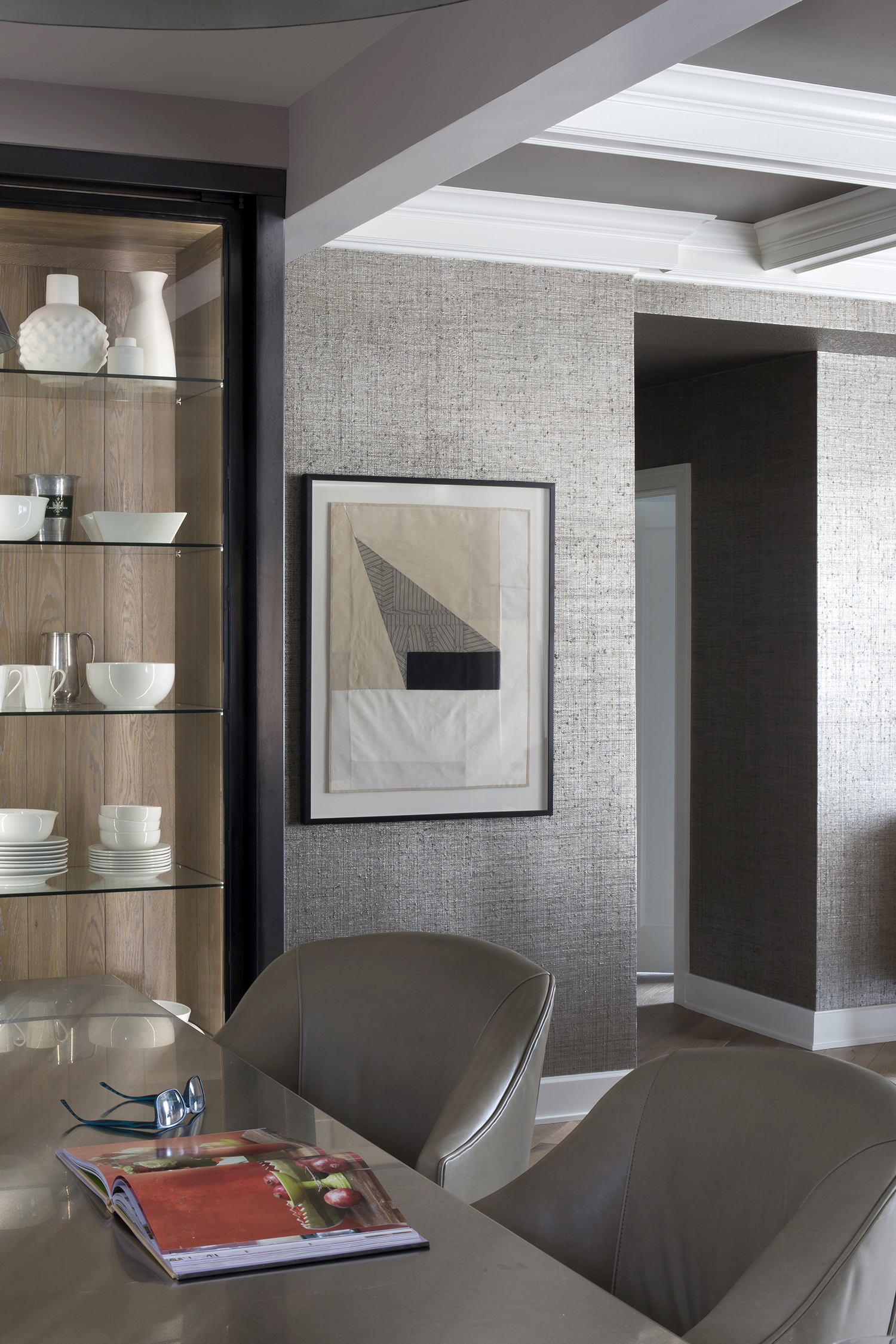 Metallic Grasscloth Wallpaper And A Coffered Ceiling - Interior Design - HD Wallpaper 