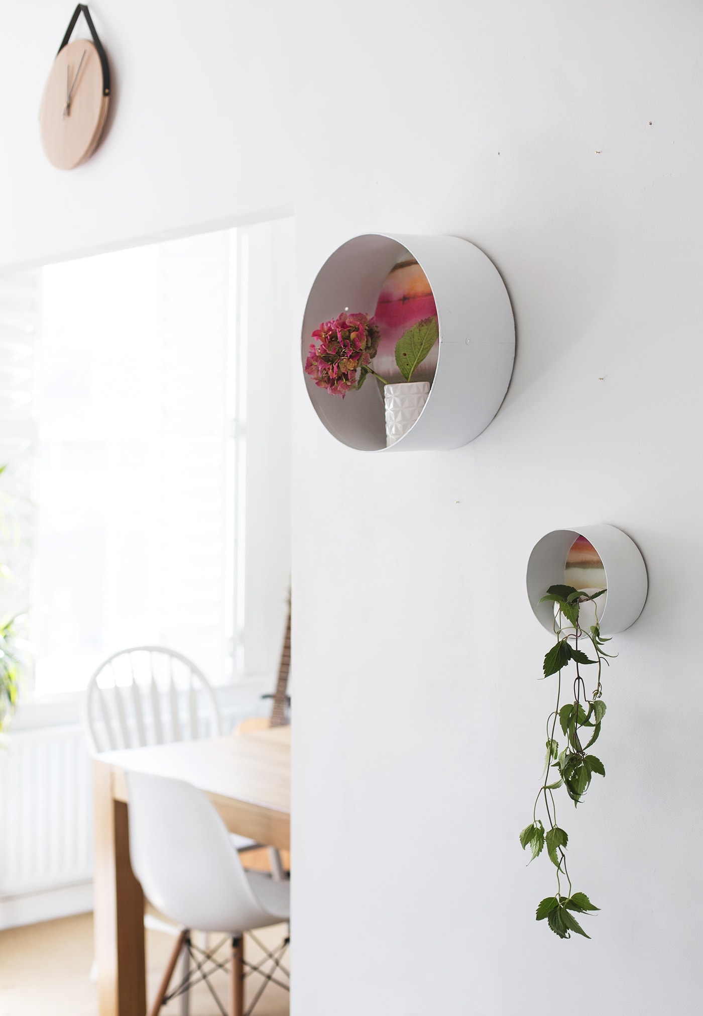 Diy Decorative Display Shelves With Voyage Wallpaper - Okrugle Police Za Zid - HD Wallpaper 