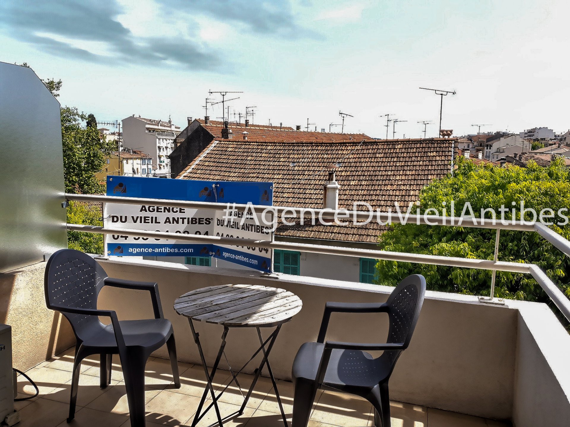 Center Of Town Closed To The Port - Roof - HD Wallpaper 