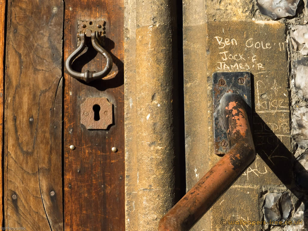 Old Door Handle Keyhole And Graffiti - Old Door With Keyhole - HD Wallpaper 