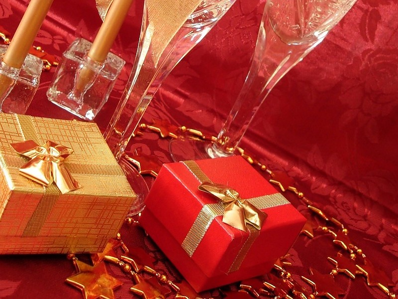 Red And Golden Christmas Gift Images Wallpaper - Christmas New Year Gifts -  800x600 Wallpaper - teahub.io