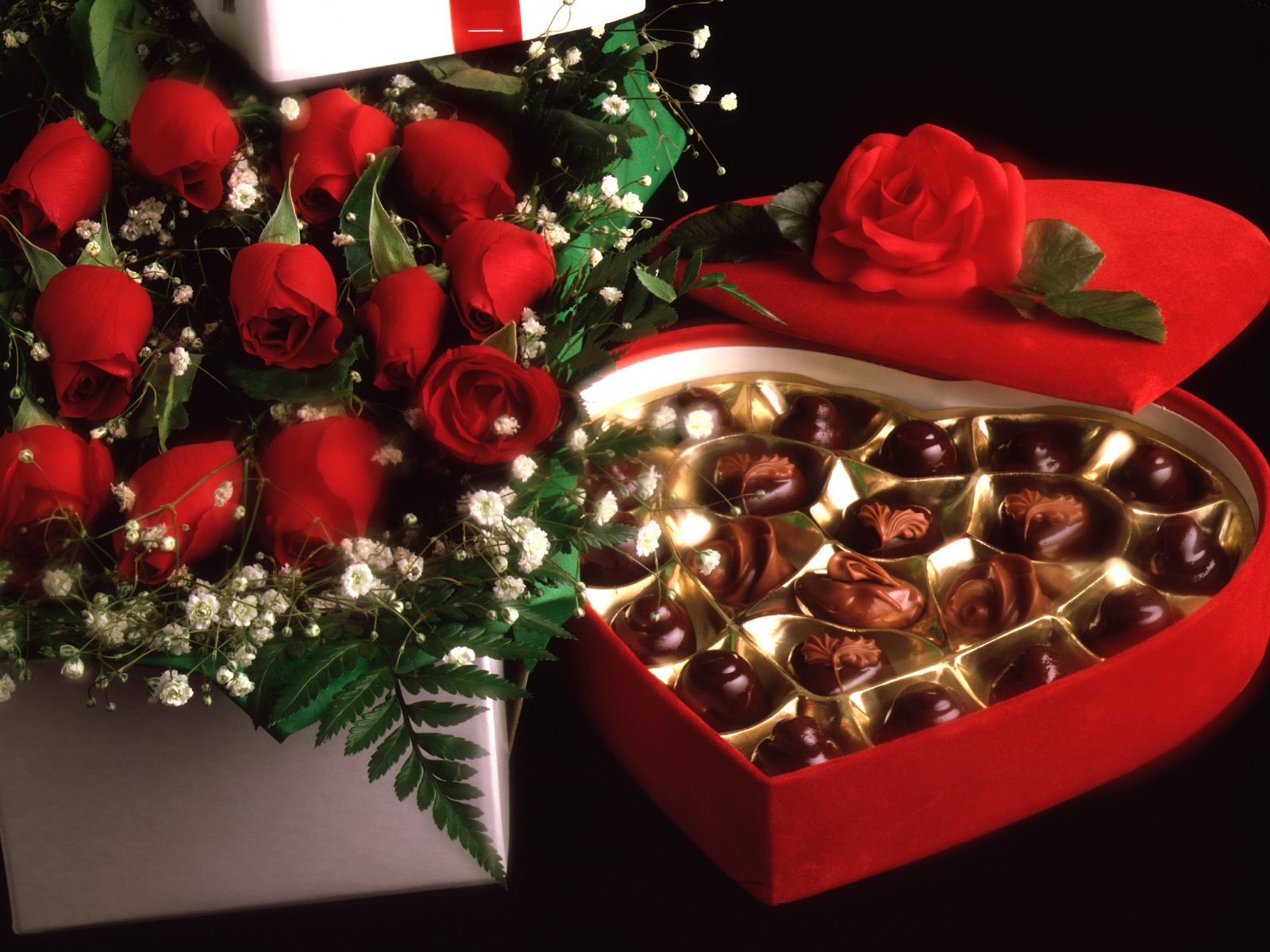 Red Roses And Chocolate Gifts - HD Wallpaper 
