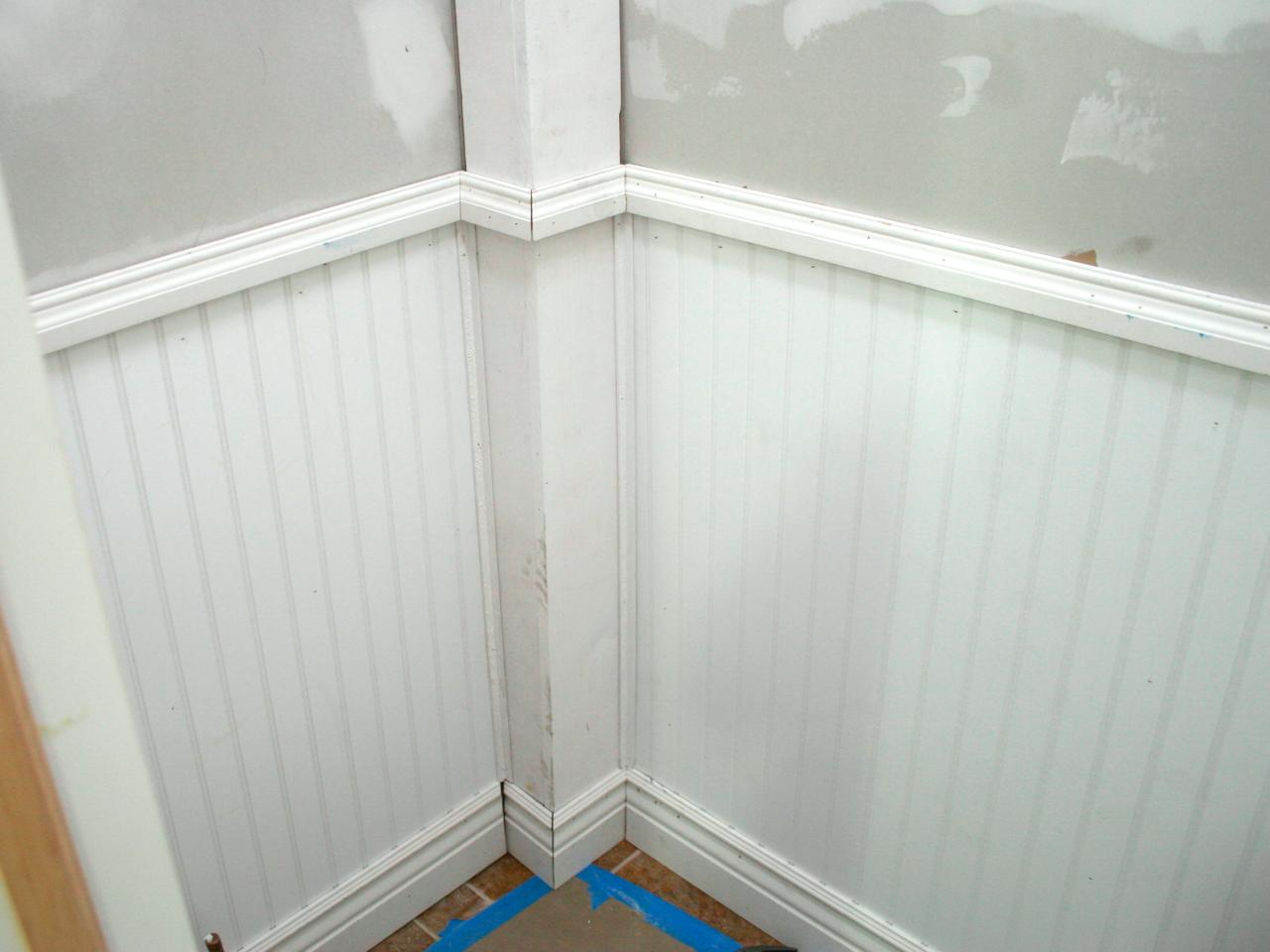 Stylish Beadboard Over Tile Wainscoting And Tiling - Wainscoting Bathroom - HD Wallpaper 