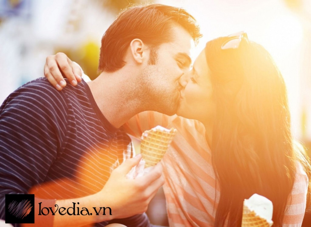 Kiss Romantic Moment - HD Wallpaper 