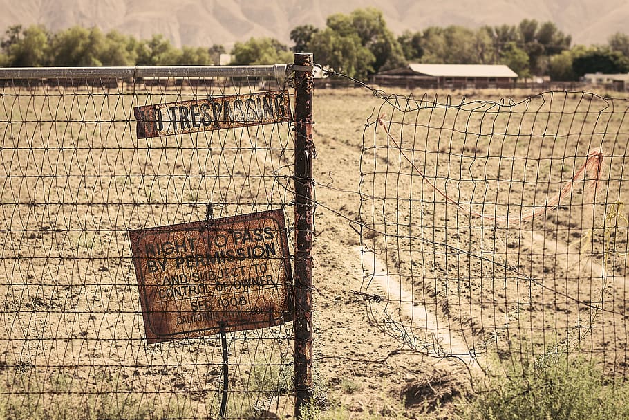 Rural, Rust, Sign, No Trespassing, Fence, Farm, Country, - Trespassers Will Be Prosecuted Meaning In Telugu - HD Wallpaper 