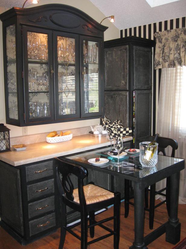 French Country Breakfast Nook With Black Hutch & Toile - Hutch Over Breakfast Nook - HD Wallpaper 