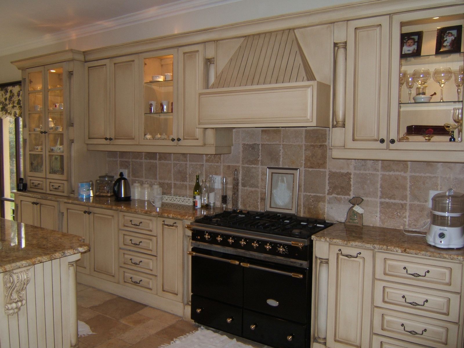 Kitchen Cabinet Wall Tiles - HD Wallpaper 