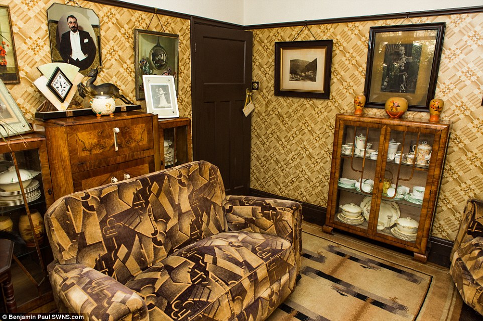 He Has Since Worked Tirelessly To Transform The House - 1930s Wallpaper In House - HD Wallpaper 