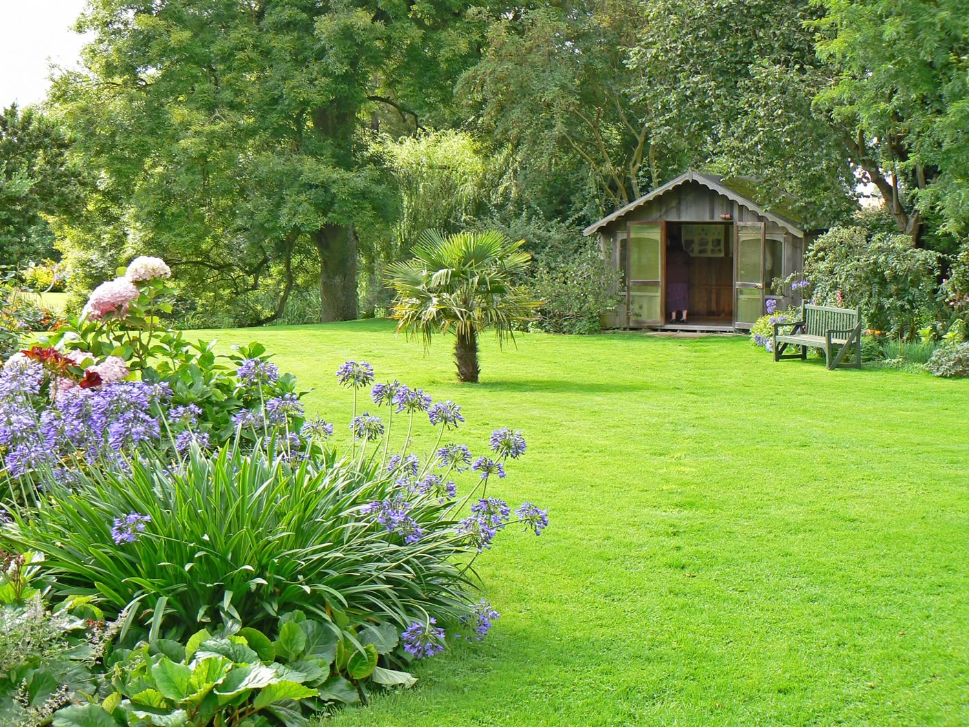 Small Summer House In The Garden - Comment Aménager Un Grand Jardin - HD Wallpaper 