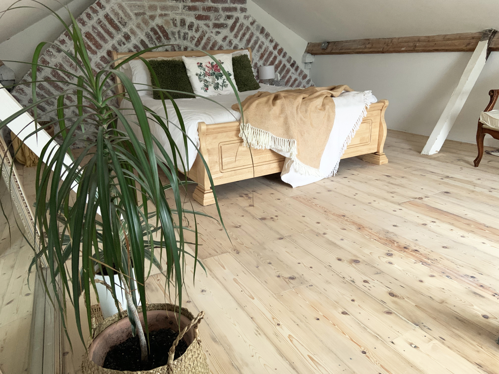 A Scandinavian Style Floorboard Project In A Loft Room - Floor - HD Wallpaper 