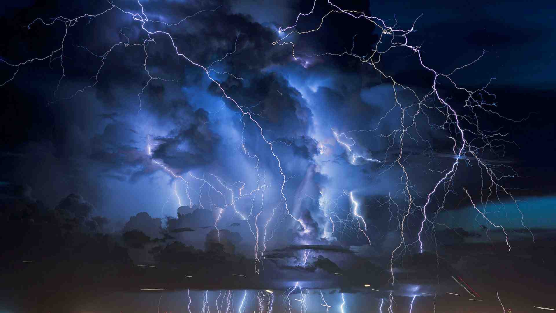 Rain And Thunder Background - HD Wallpaper 