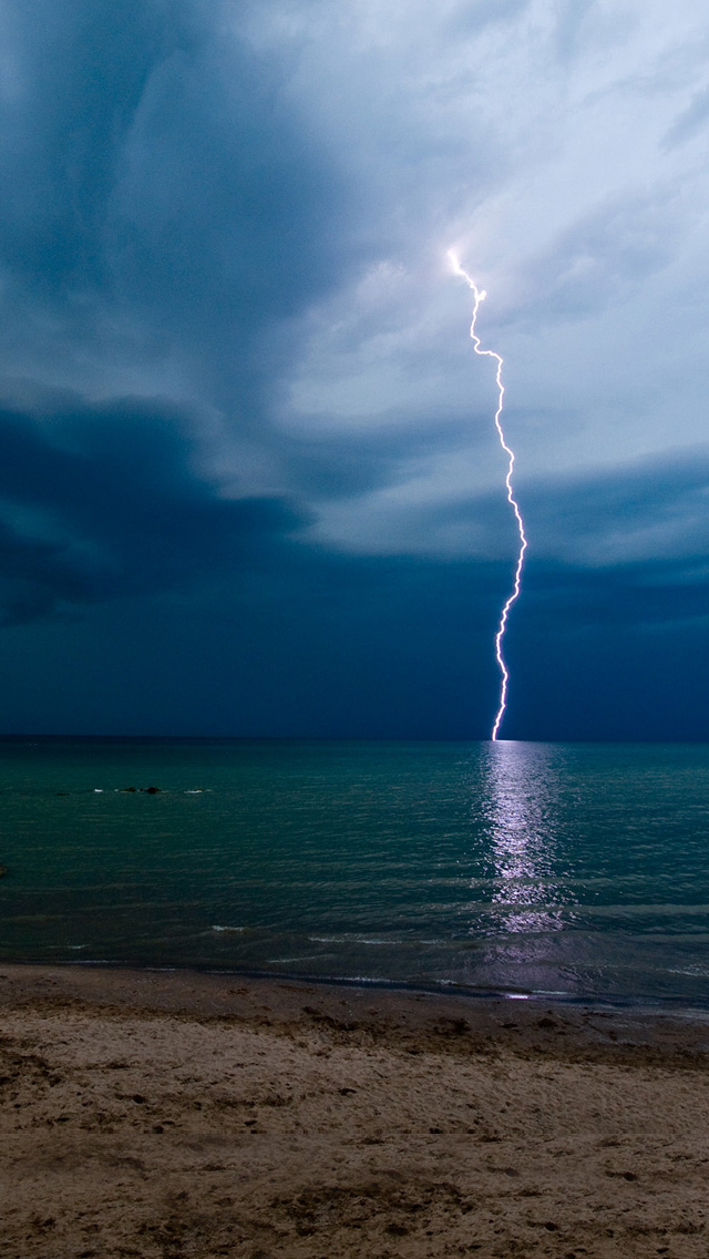 Storm Lightning Iphone Wallpaper - Thunderstorm Sea Wallpaper For Iphone - HD Wallpaper 