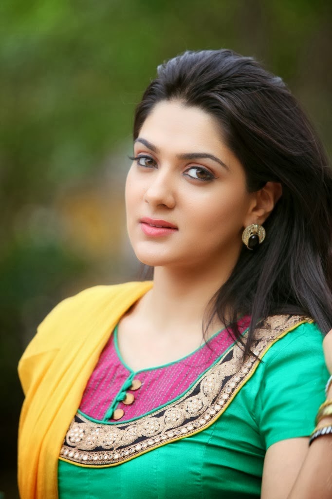 Actress Sakshi Choudary Cute Hd Wallpapers - Cute Actress Wallpapers Hd - HD Wallpaper 