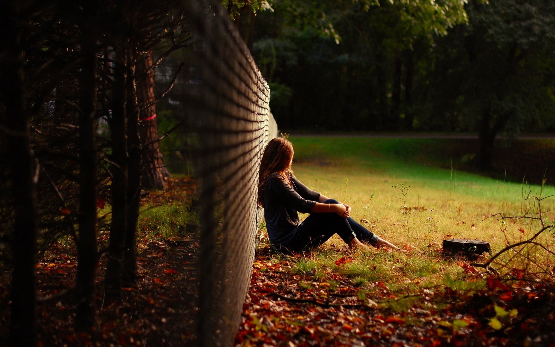 Sad Girl Sitting In Garden - HD Wallpaper 
