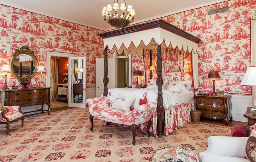 Quadrille Lafayette Toile Wallpaper, Bed, And Bench - Toile Wallpaper Bedroom - HD Wallpaper 