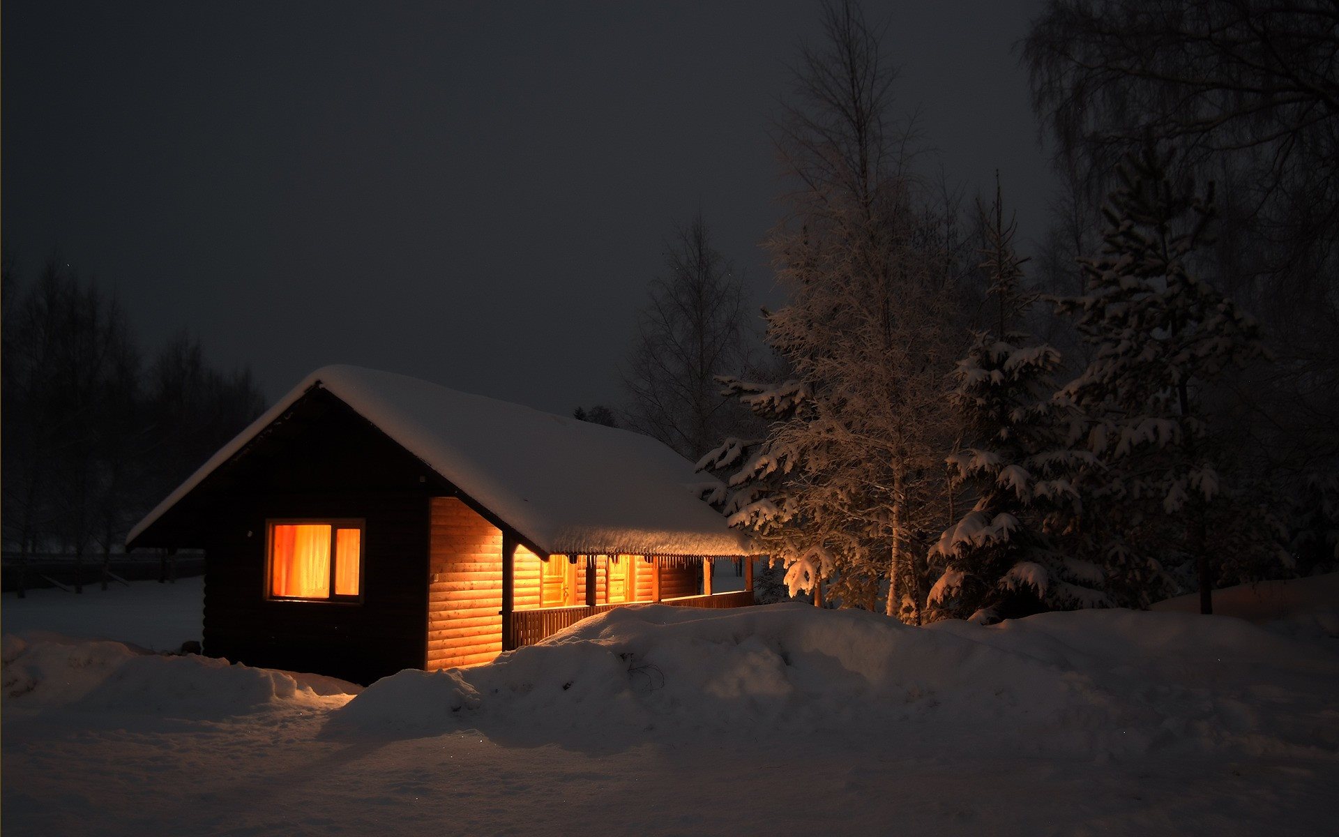 Snowy Log Cabin In Winter Wallpaper - Wooden House In Snow Night - HD Wallpaper 