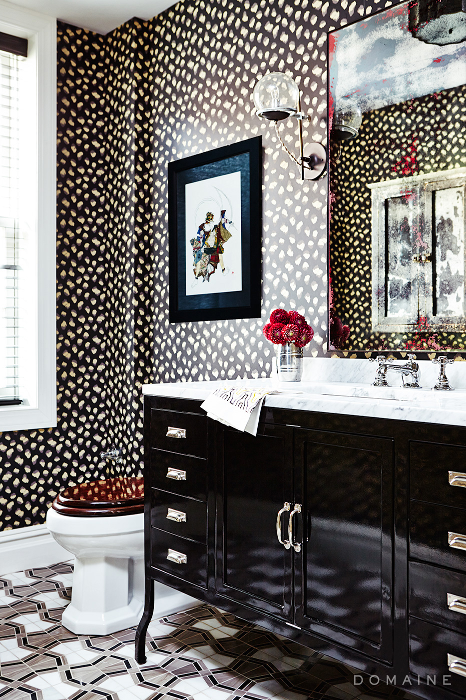 Black Wallpaper In Bathroom - HD Wallpaper 