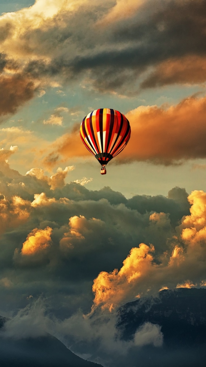Air Balloon In Clouds - HD Wallpaper 