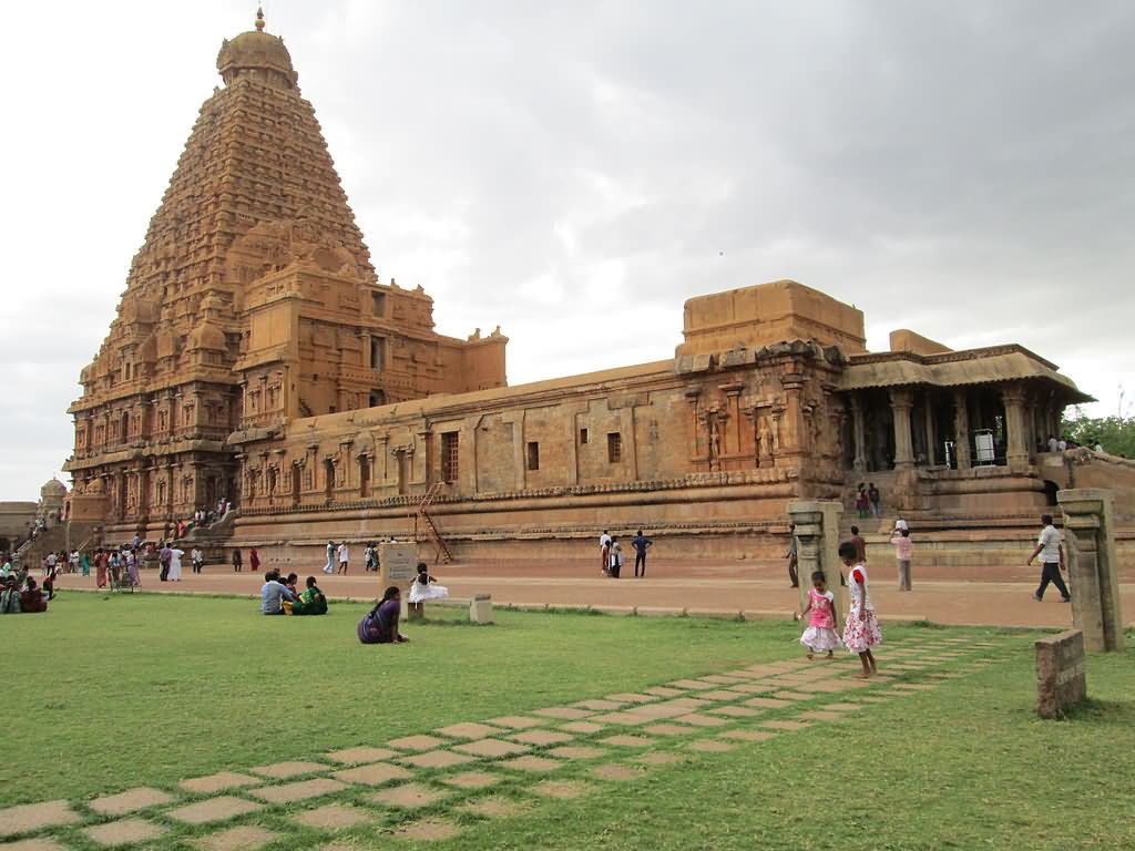 Big Temple Or Brihadeeswarar Temple In Tanjore, Tamil - Brihadishwara Temple - HD Wallpaper 