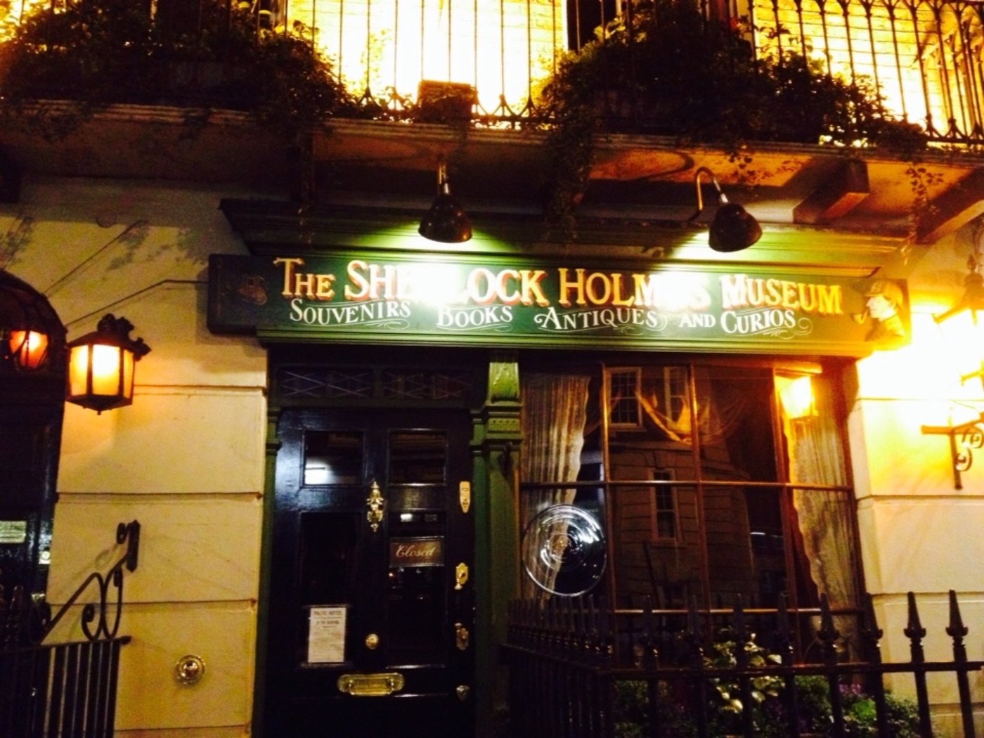 Today 221b Baker Street In London Actually Does Exist - Night - HD Wallpaper 