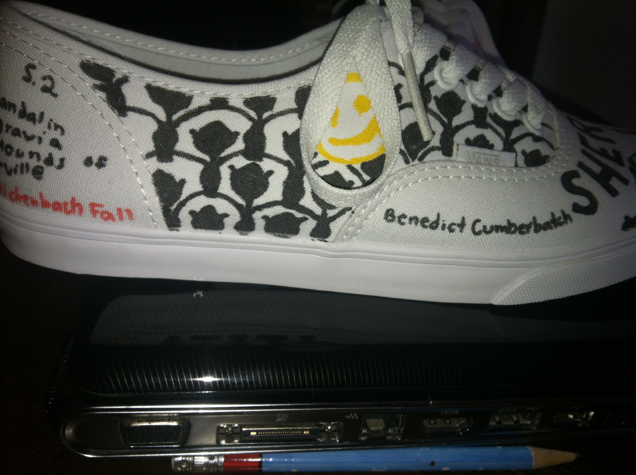 20120529-201051 - Walking Shoe - HD Wallpaper 