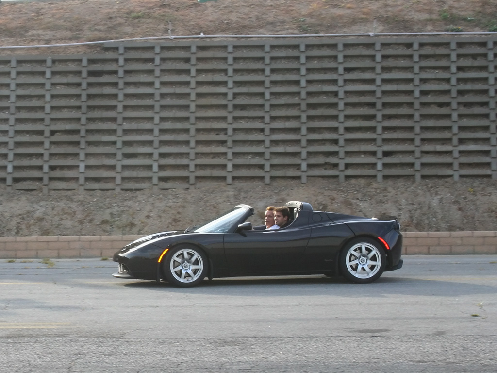 Arnold Schwarzenegger Tesla Roadster - HD Wallpaper 