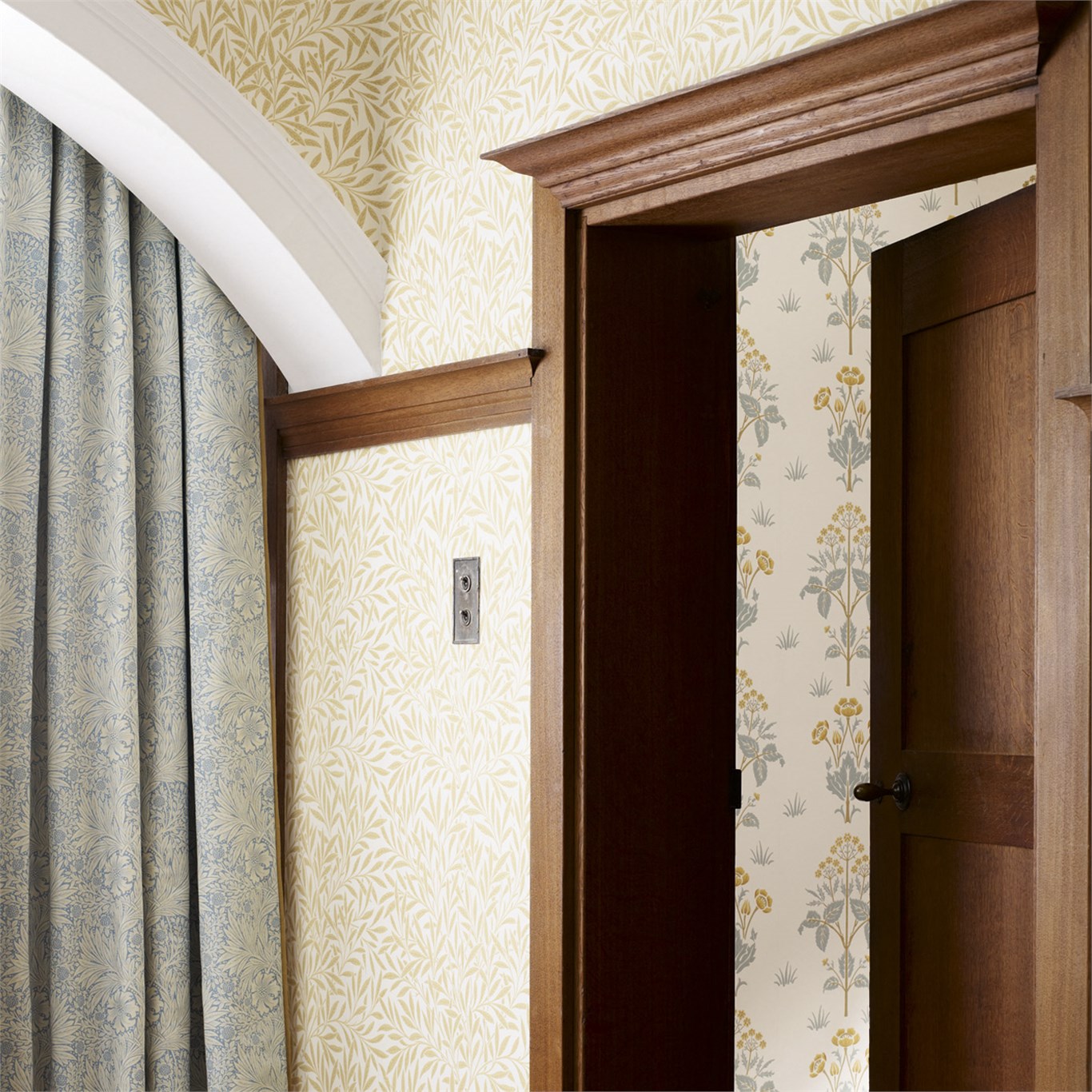 Willow, A Wallpaper By Morris & Co - William Morris Willow Bough Wallpaper In Situ - HD Wallpaper 