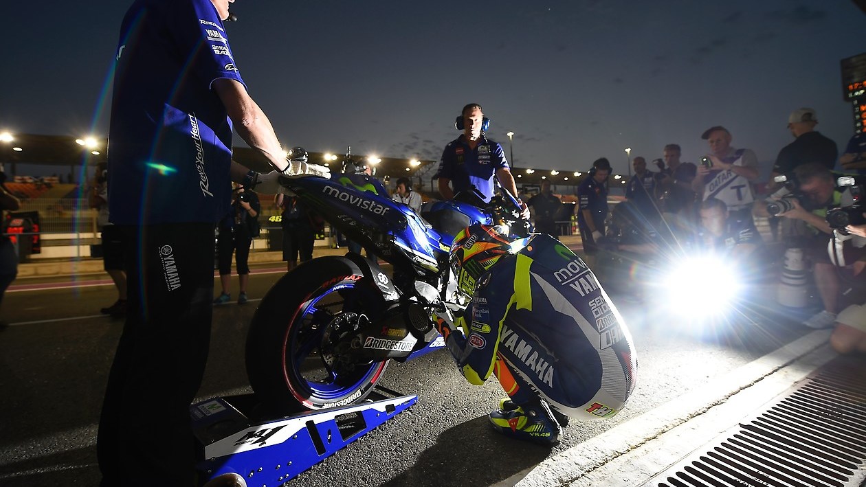 Movistar Wallpaper - Valentino Rossi Qatar Pre Race Ritual - HD Wallpaper 