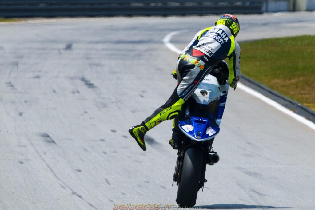 Valentino Rossi Hd Wallpaper - Valentino Rossi Wheeling Style - HD Wallpaper 