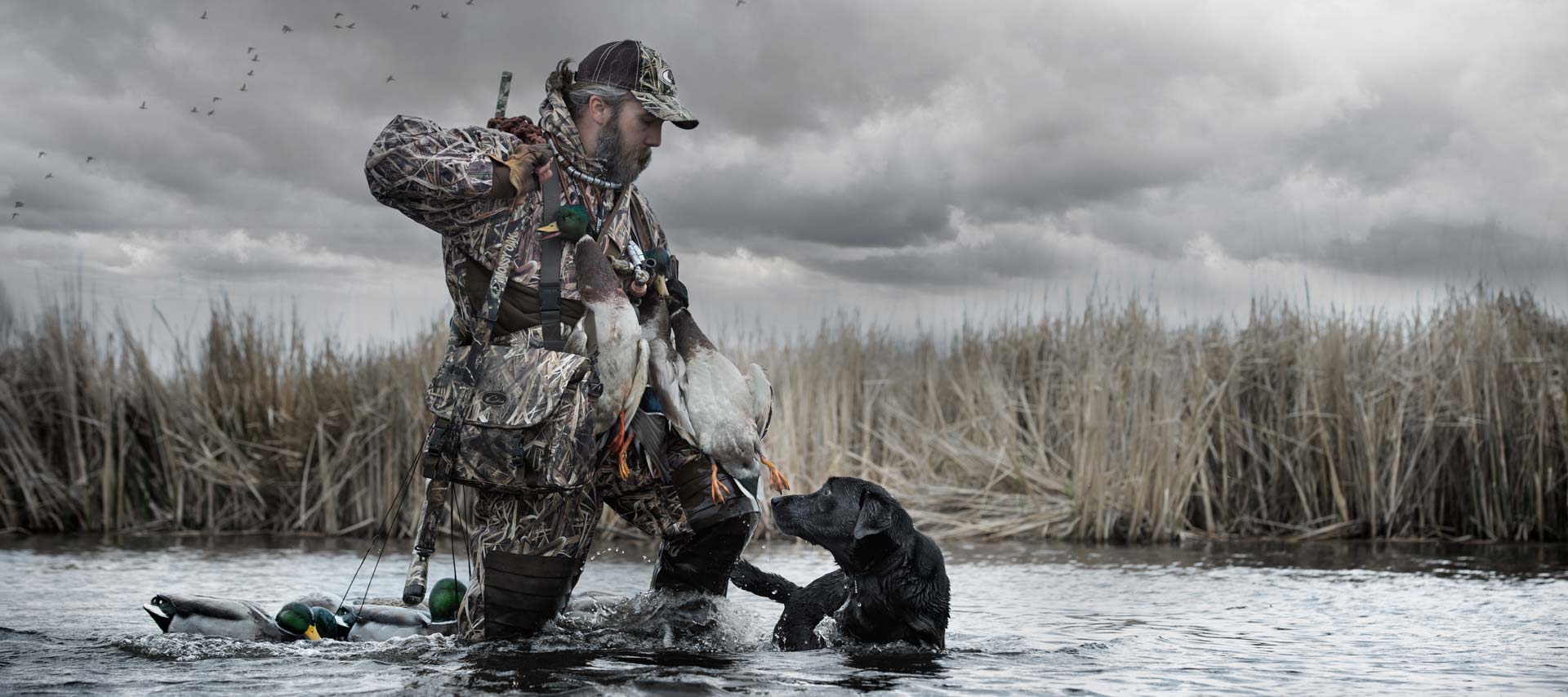 Mossy Oak Shadow Grass Blades Lifestyle Photo - Mossy Oak Duck Hunting - HD Wallpaper 