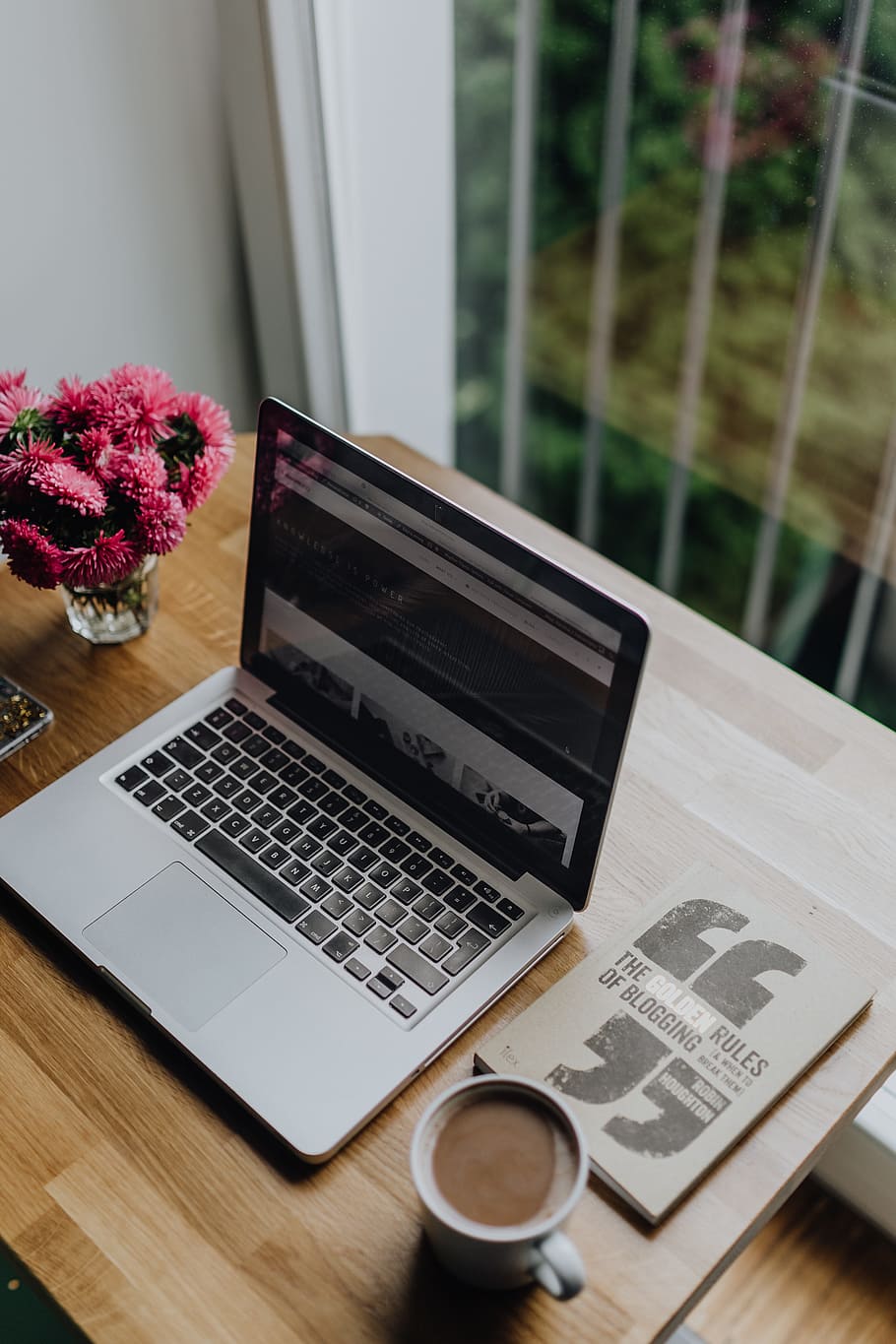 Home Office Of A Modern Businesswoman, Flowers, Interior, - Macbook Air 13 - HD Wallpaper 