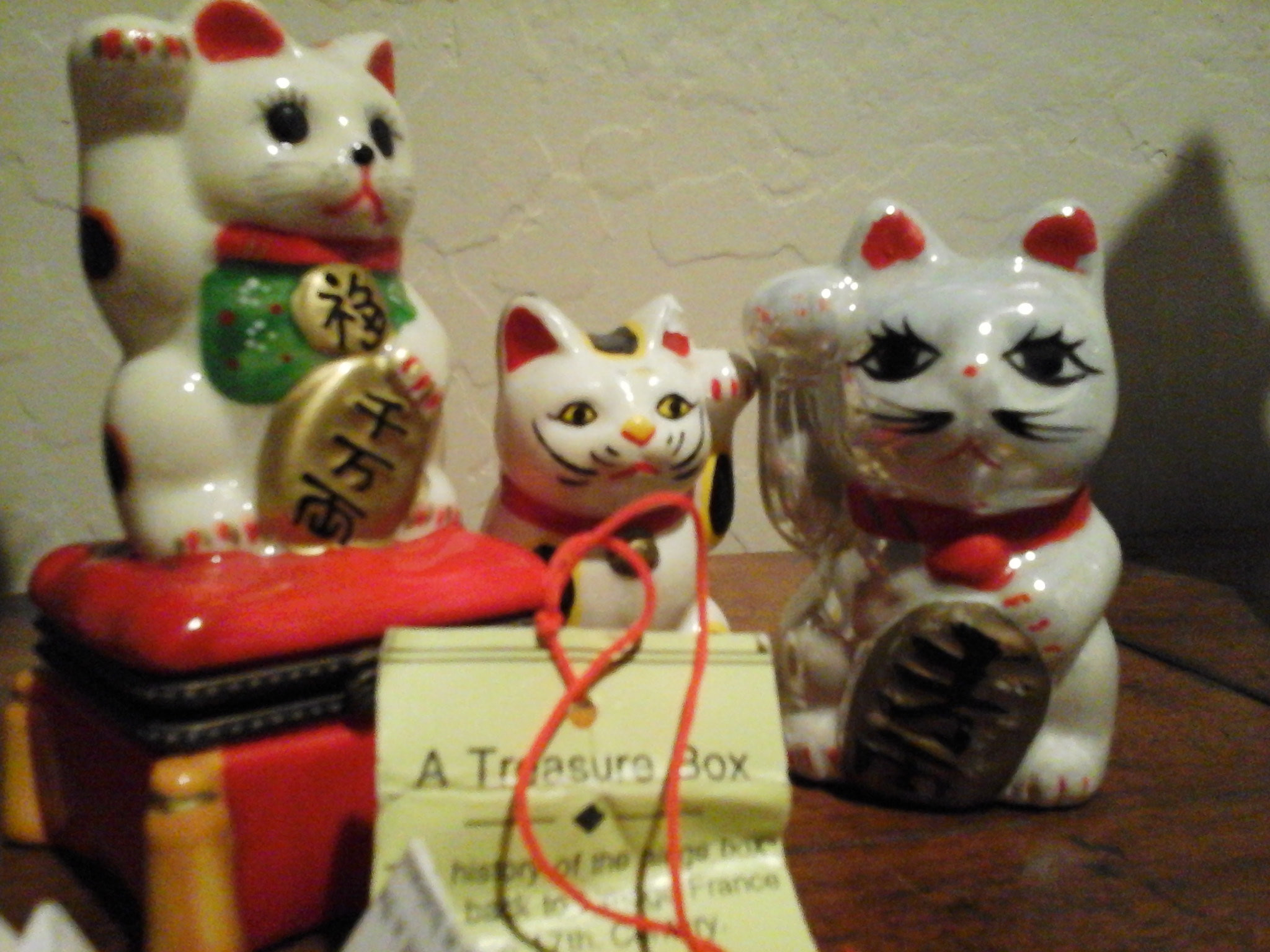 Maneki Neko Japanese Beckoning Cat Japanese Figurine - Domestic Short-haired Cat - HD Wallpaper 