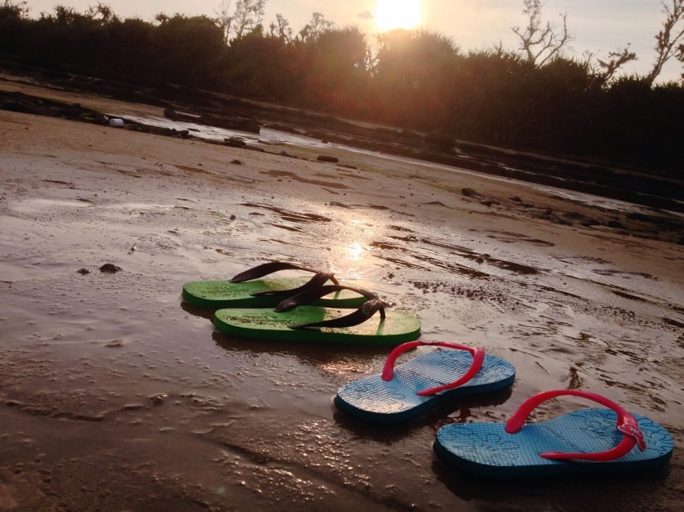 2 Pairs Of Flip Flops Preview - Chinelo No Pôr Do Sol - HD Wallpaper 