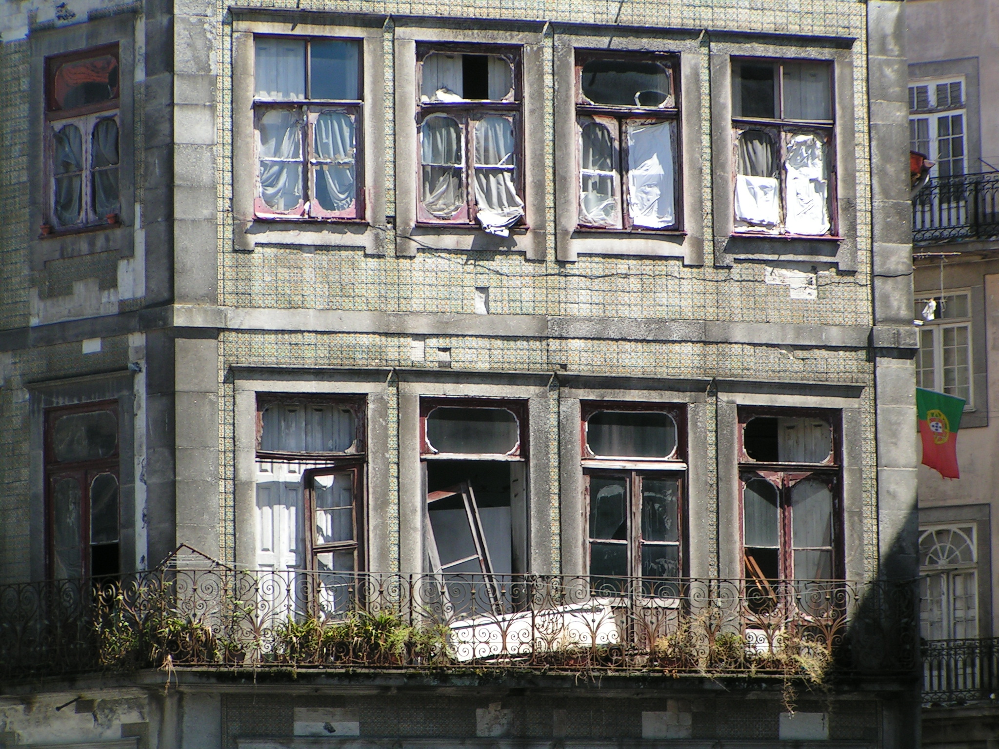 Discipline And The Broken Windows Theory - House - HD Wallpaper 