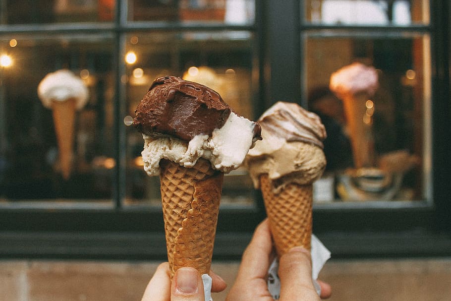 Persons Holding Two Chocolate Ice Creams, Cone, Mocha, - Uruguayan Ice Cream - HD Wallpaper 
