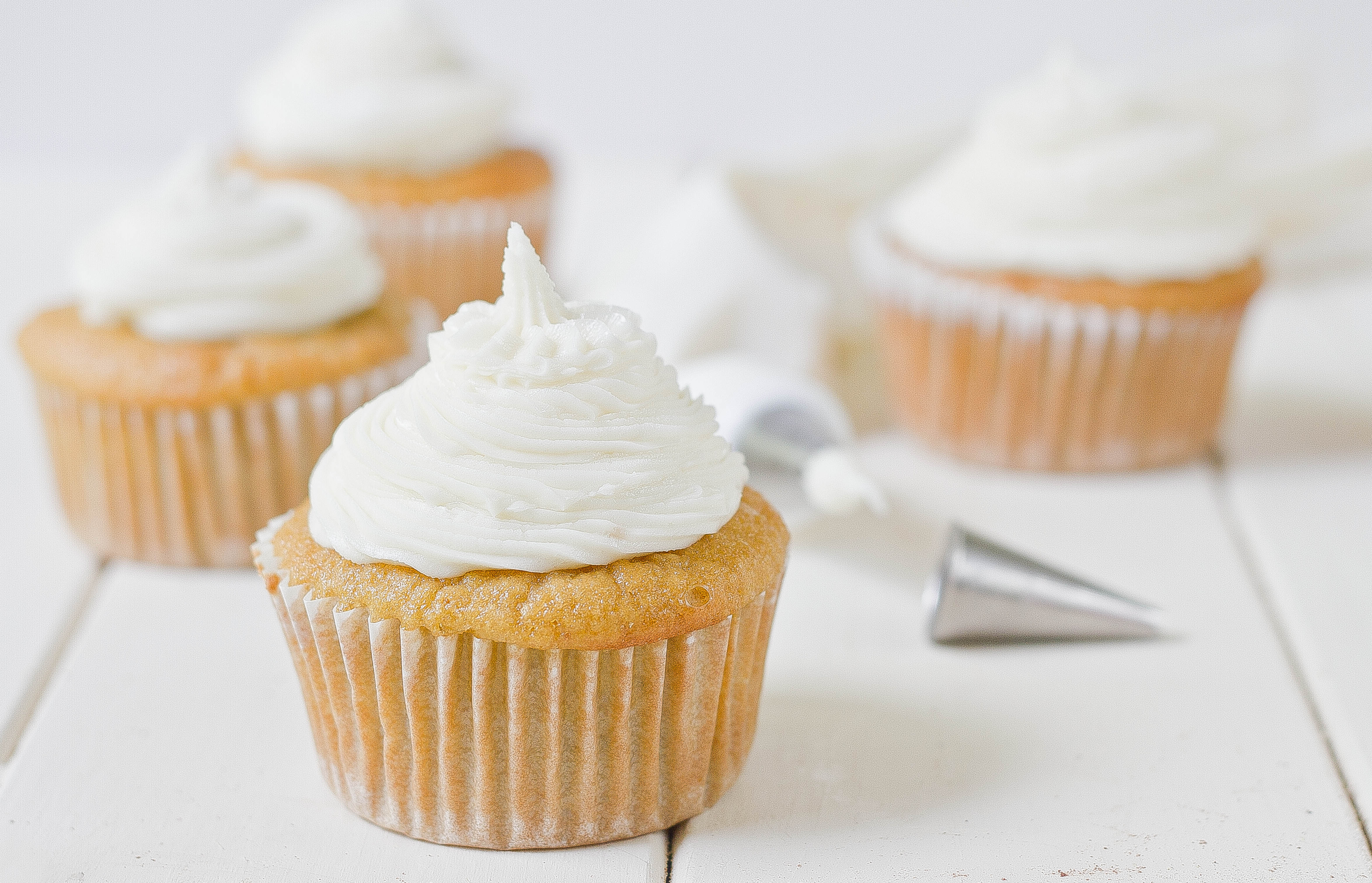Vanilla Cupcakes - HD Wallpaper 