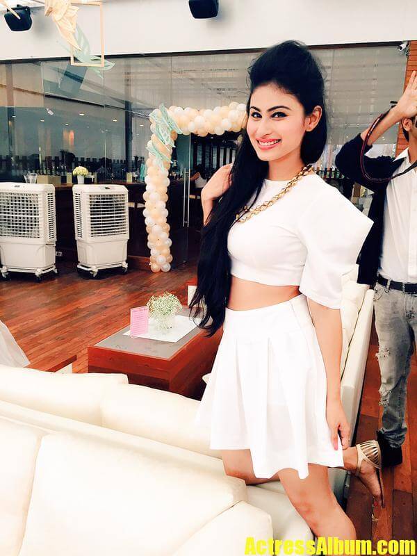 Best Pic Of Mouni Roy - HD Wallpaper 