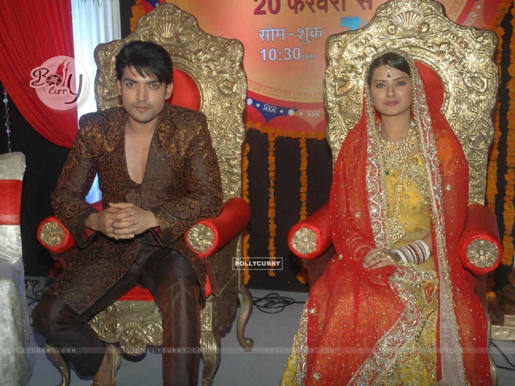 Gurmeet Choudhary & Kratika Sengar At Zee Tv Punar - Punar Vivah Zee Tv - HD Wallpaper 