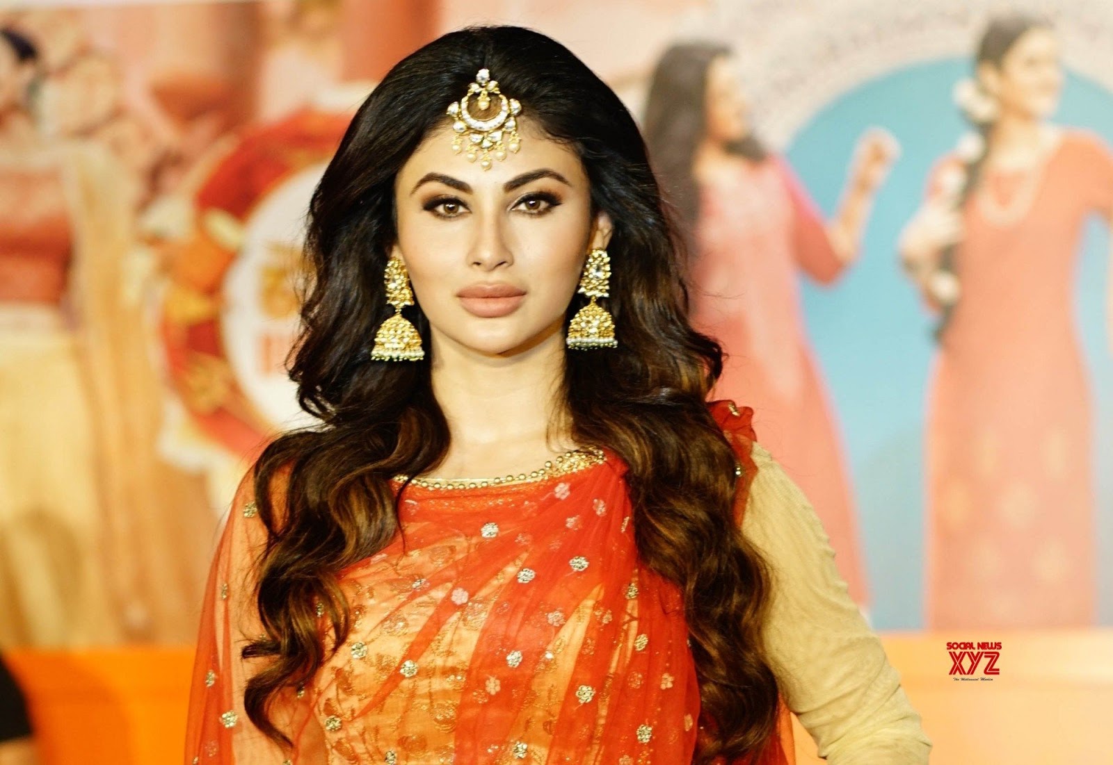 Mouni Roy Images - Beautiful Saree Mouni Roy - HD Wallpaper 