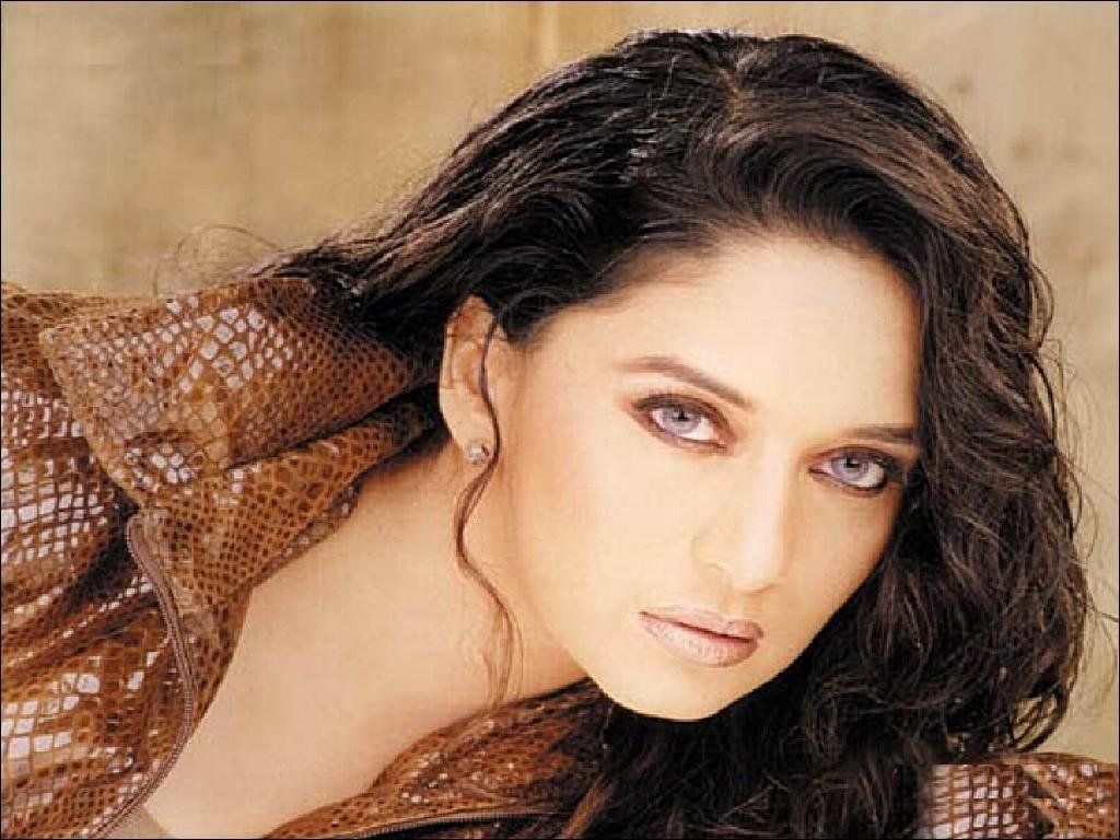 Beautiful Madhuri Dixit Wallpapers - Hot Beautiful Madhuri Dixit - HD Wallpaper 