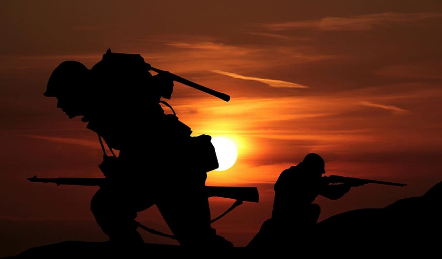 Silhouettes Of Soldiers Against Sunset Of Battlefield - Nda Exam Date 2019  - 910x533 Wallpaper 