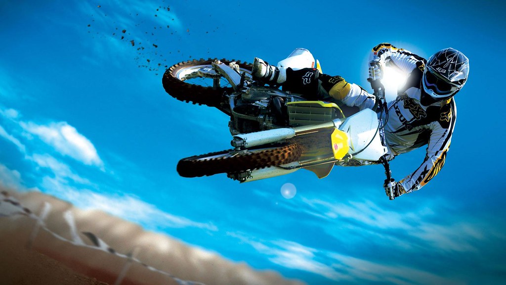 Suzuki Motorcycle Action Shot - HD Wallpaper 